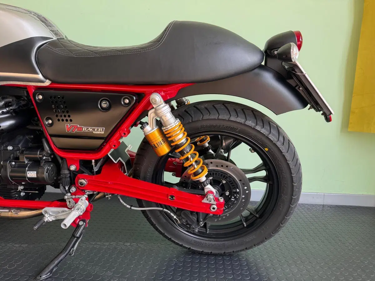 Moto Guzzi V7 III Racer (2017 - 20) (10)