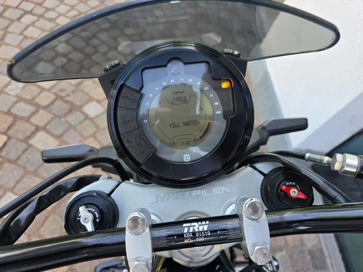 Husqvarna Svartpilen 401 (2021 - 23) (5)