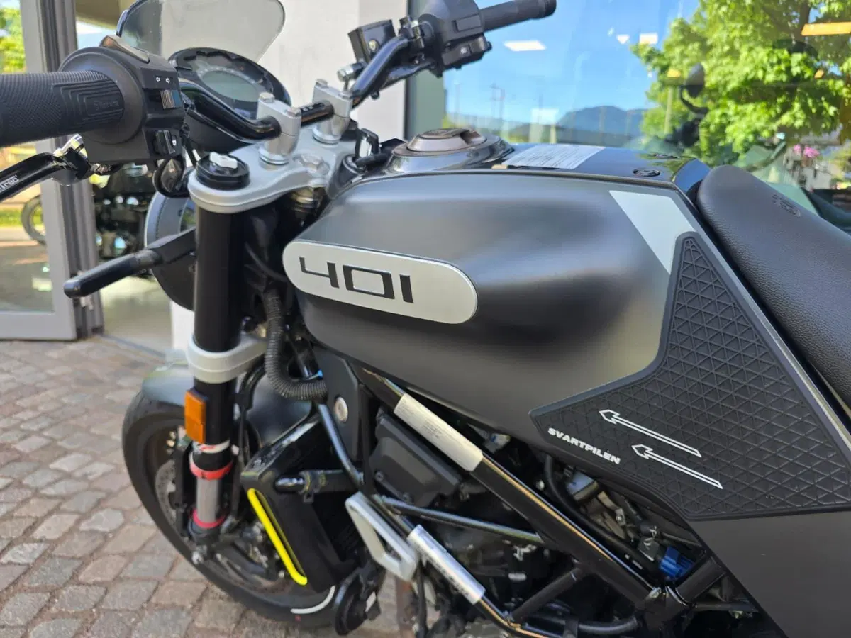 Husqvarna Svartpilen 401 (2021 - 23) (7)