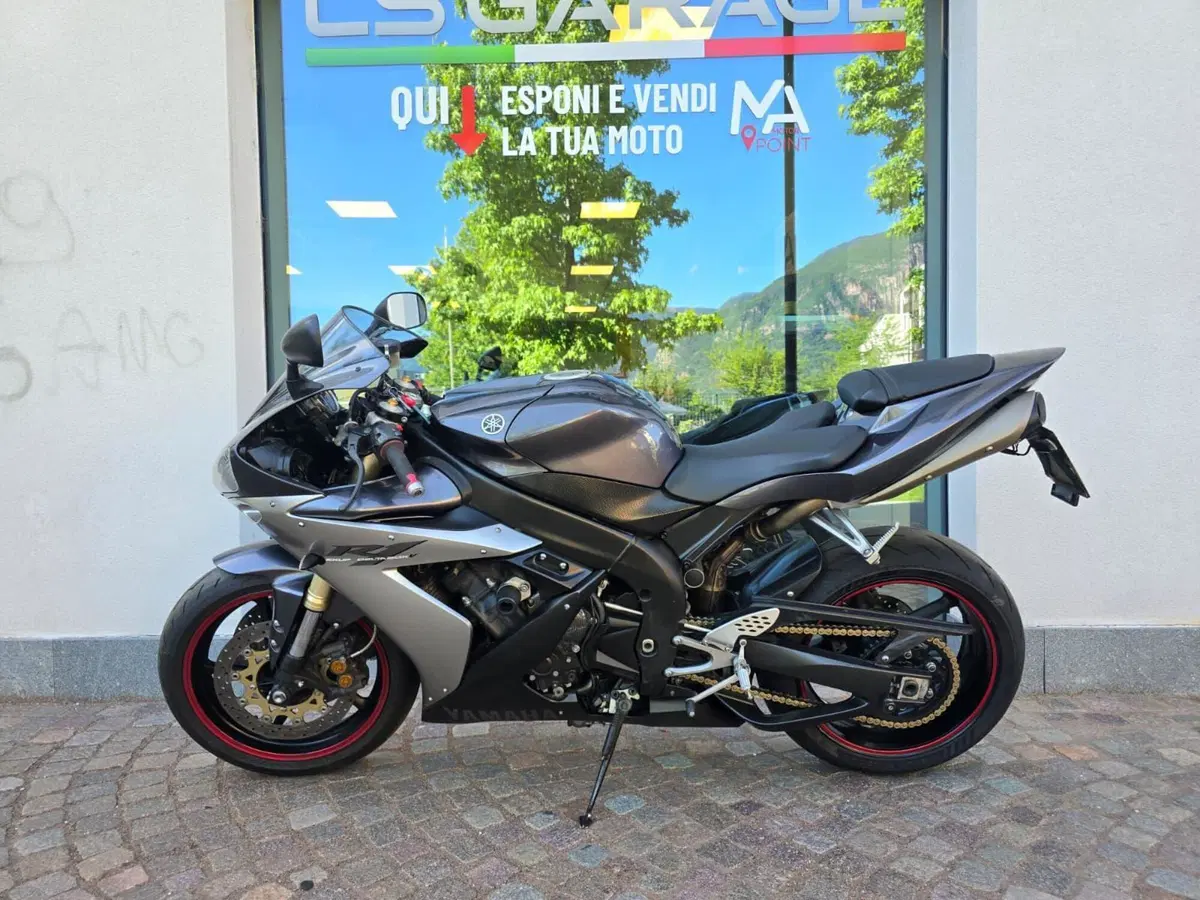 Yamaha YZF R1 (2004 - 05) (2)