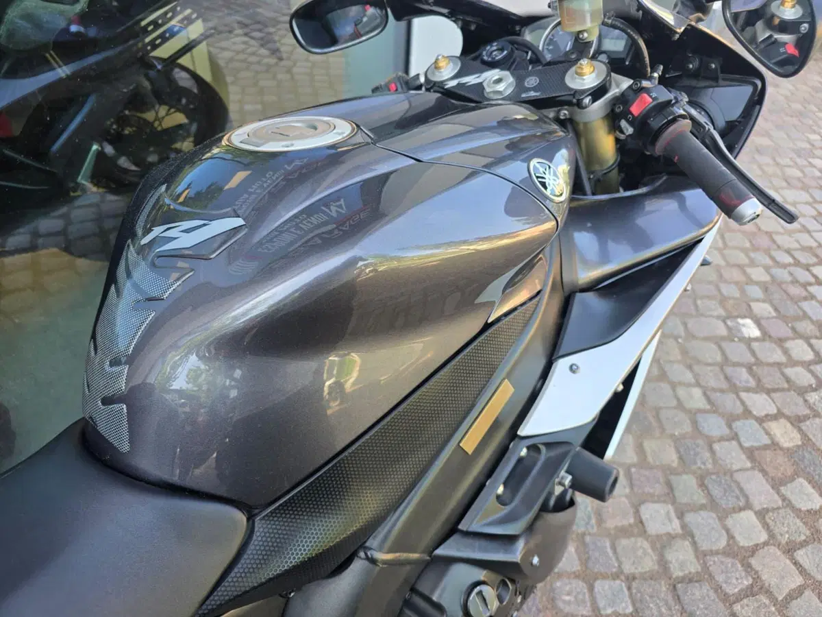 Yamaha YZF R1 (2004 - 05) (10)