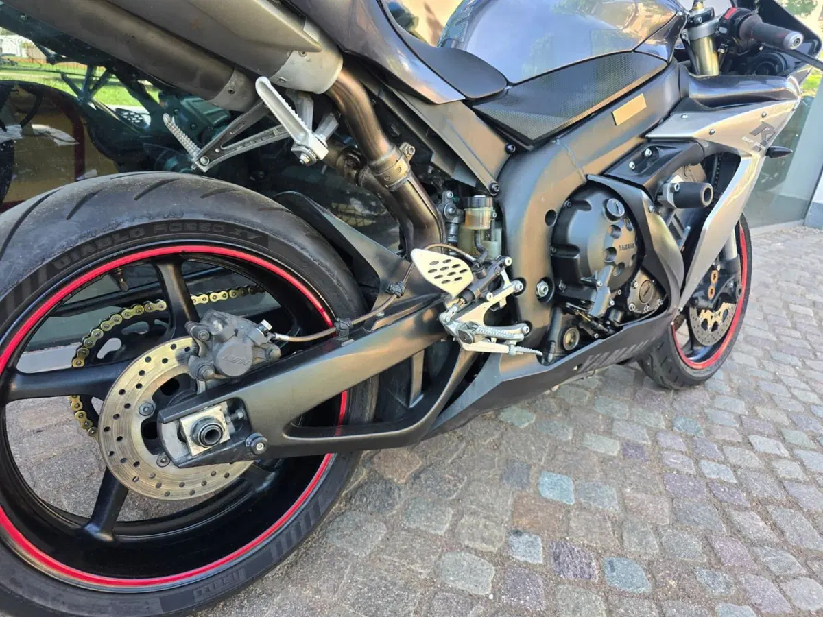 Yamaha YZF R1 (2004 - 05) (13)