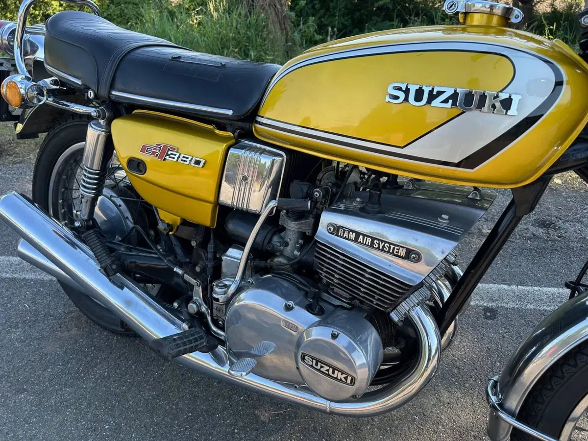 Suzuki GT 380 (3)