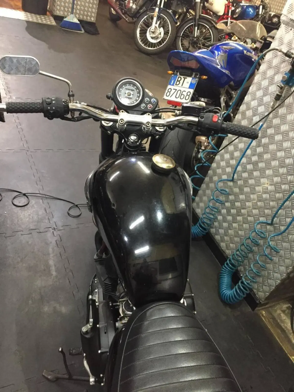 Triumph Bonneville Black (2)