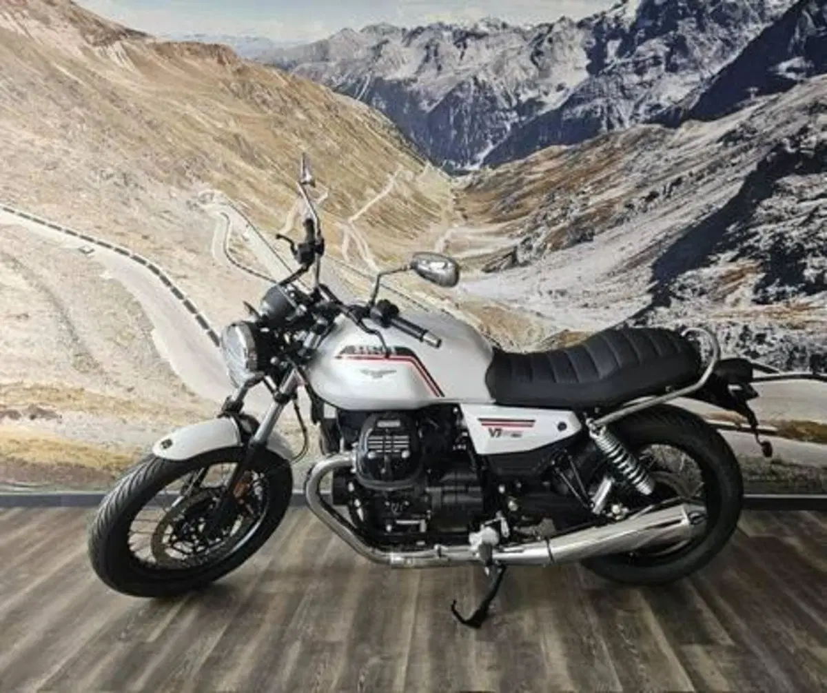 Moto Guzzi V7 Special (2025 - 26) (2)