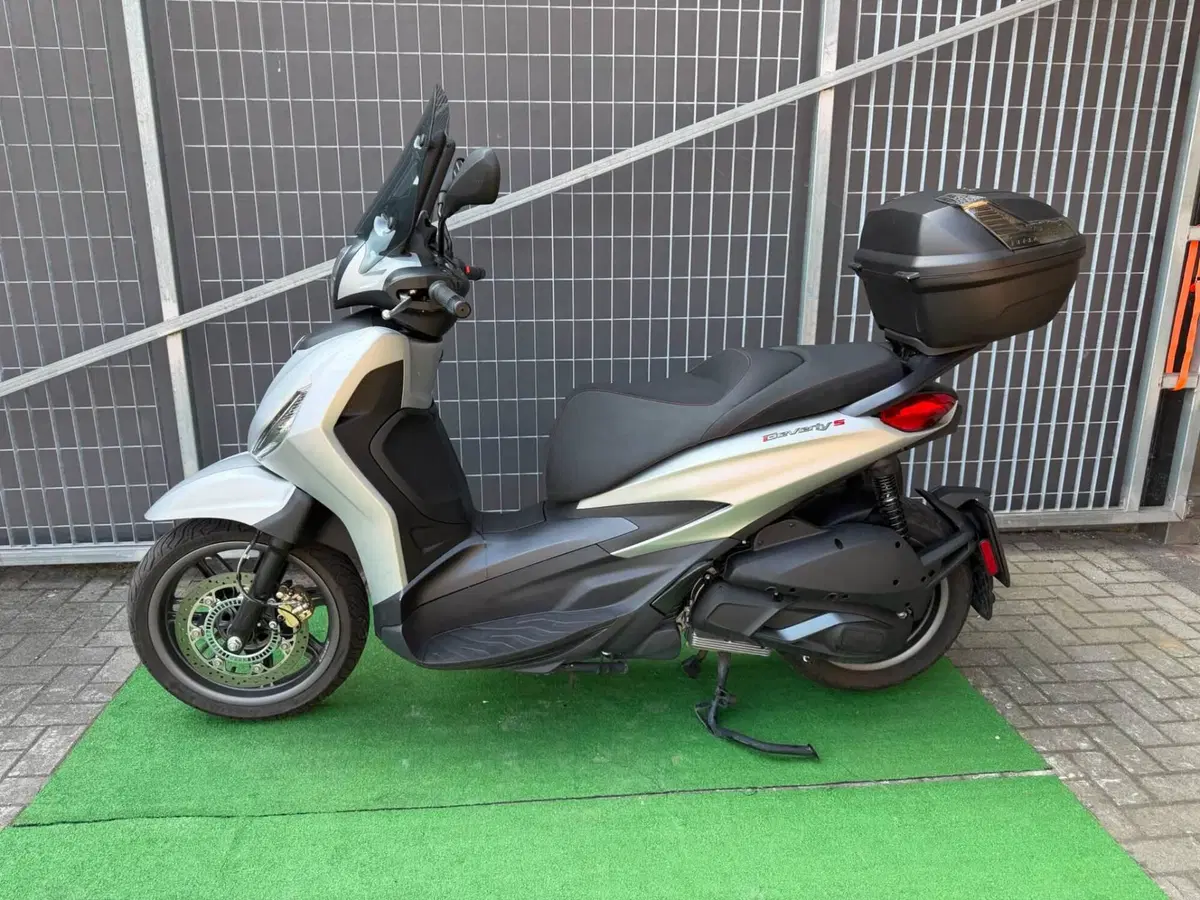 Piaggio Beverly 300 ABS-ASR (2021 - 25) (2)