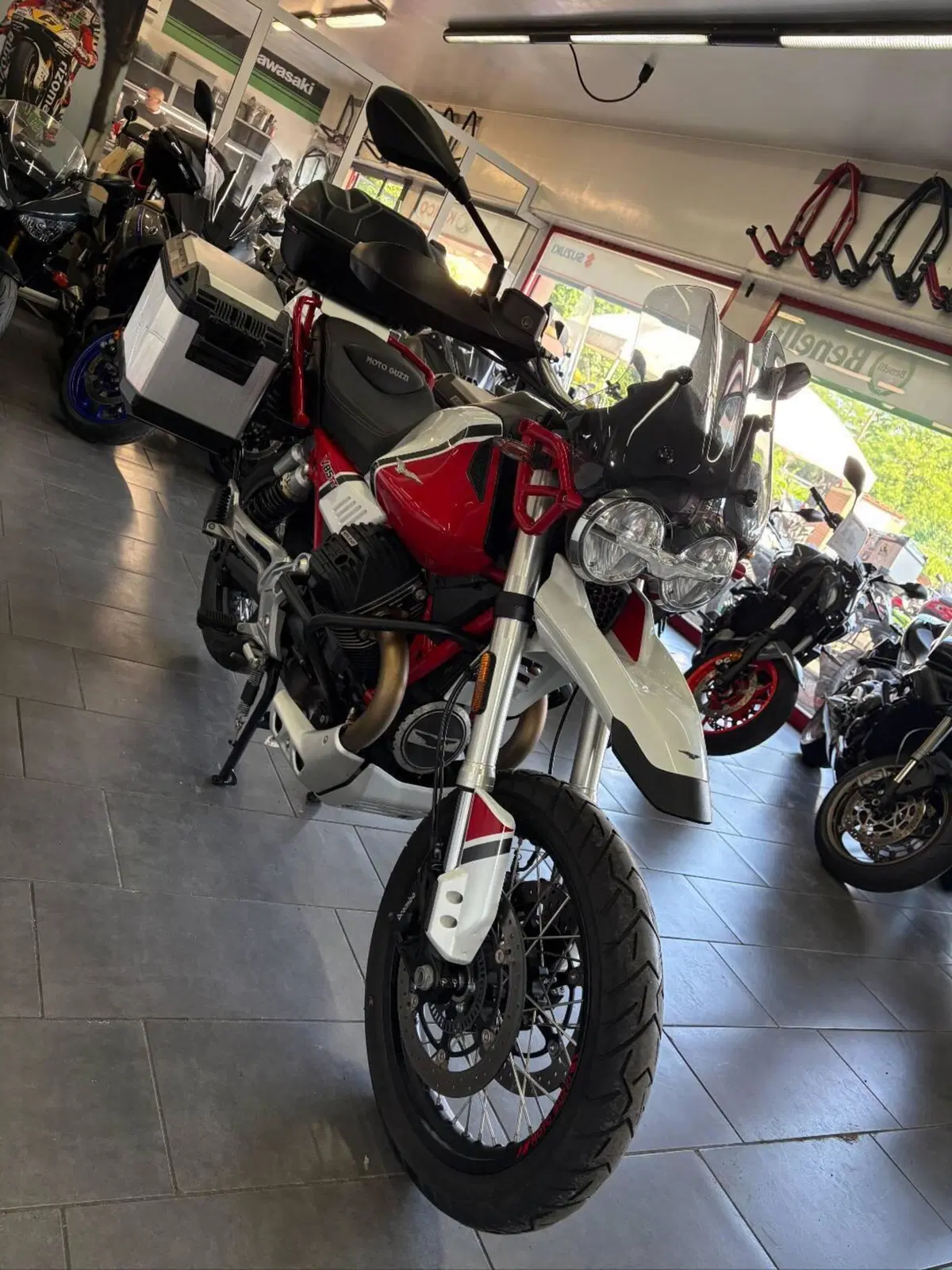 Moto Guzzi V85 TT (2021 - 23) (6)