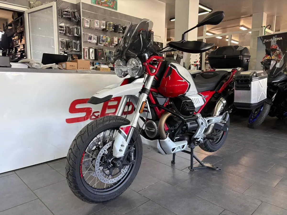 Moto Guzzi V85 TT (2021 - 23) (2)