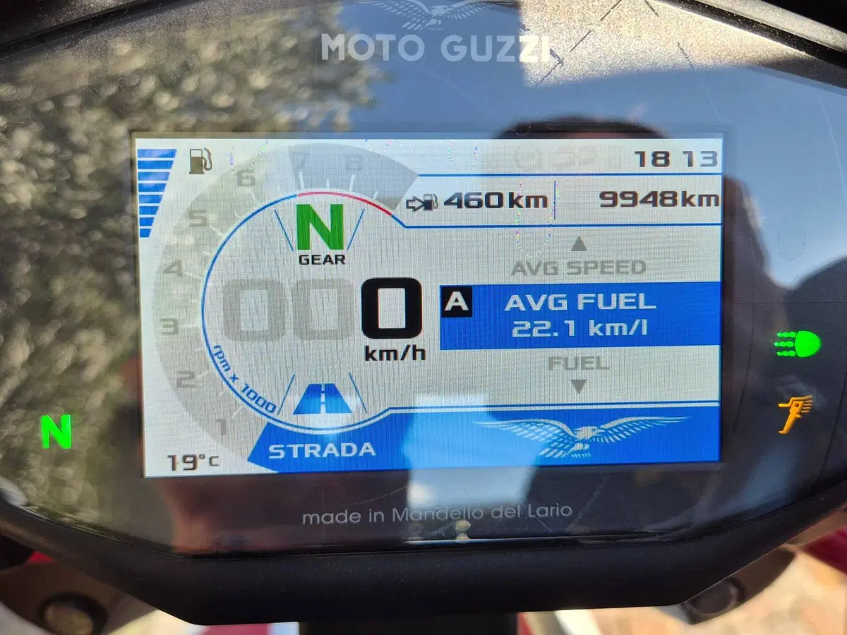 Moto Guzzi V85 TT Evocative Graphics (2021 - 23) (5)