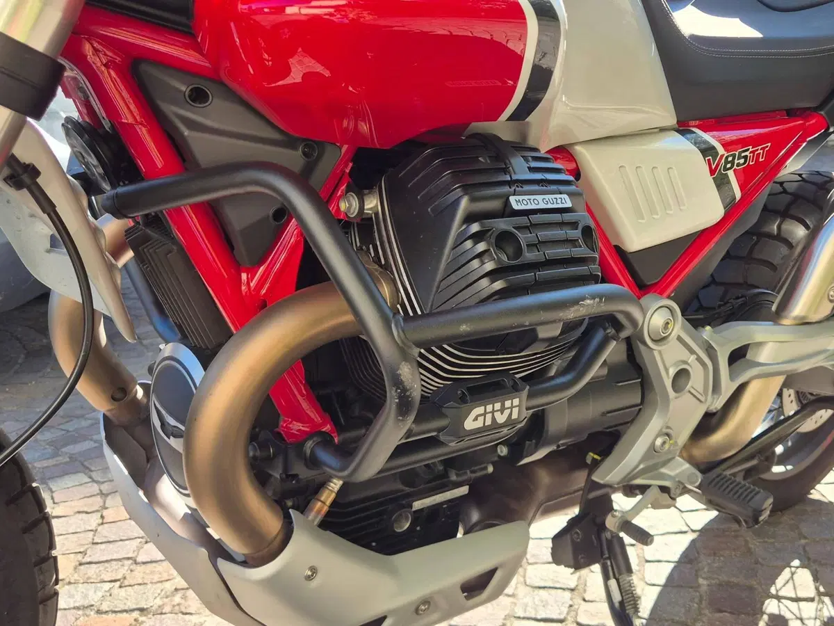 Moto Guzzi V85 TT Evocative Graphics (2021 - 23) (4)