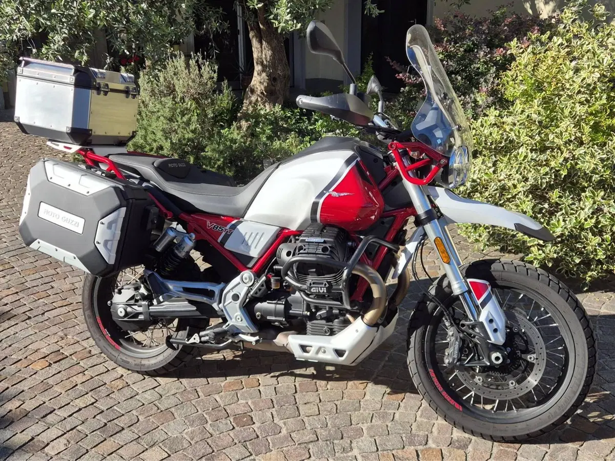 Moto Guzzi V85 TT Evocative Graphics (2021 - 23)