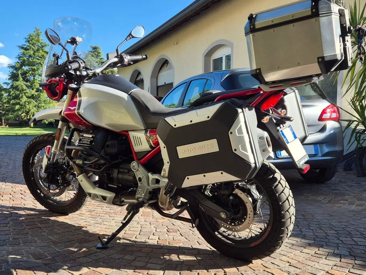 Moto Guzzi V85 TT Evocative Graphics (2021 - 23) (2)