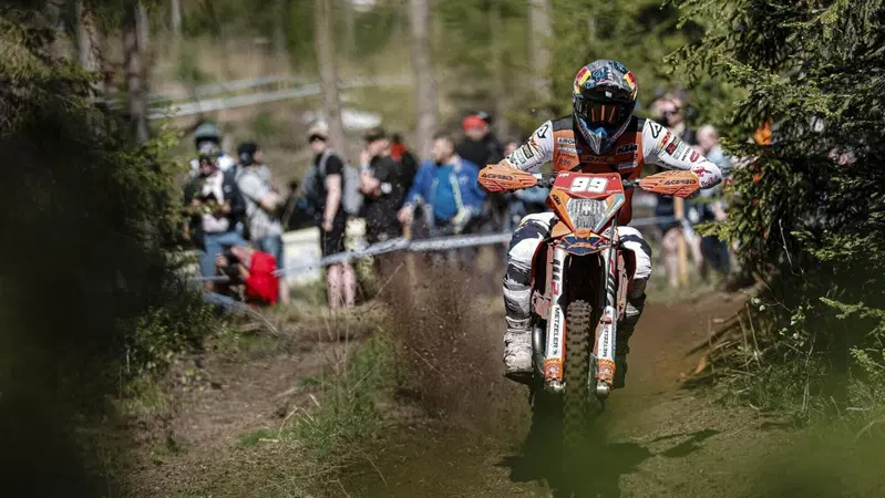 EnduroGP26 #5 Finlandia D1. Verona-Garcia, KTM, scontro avvicinato [VIDEO]