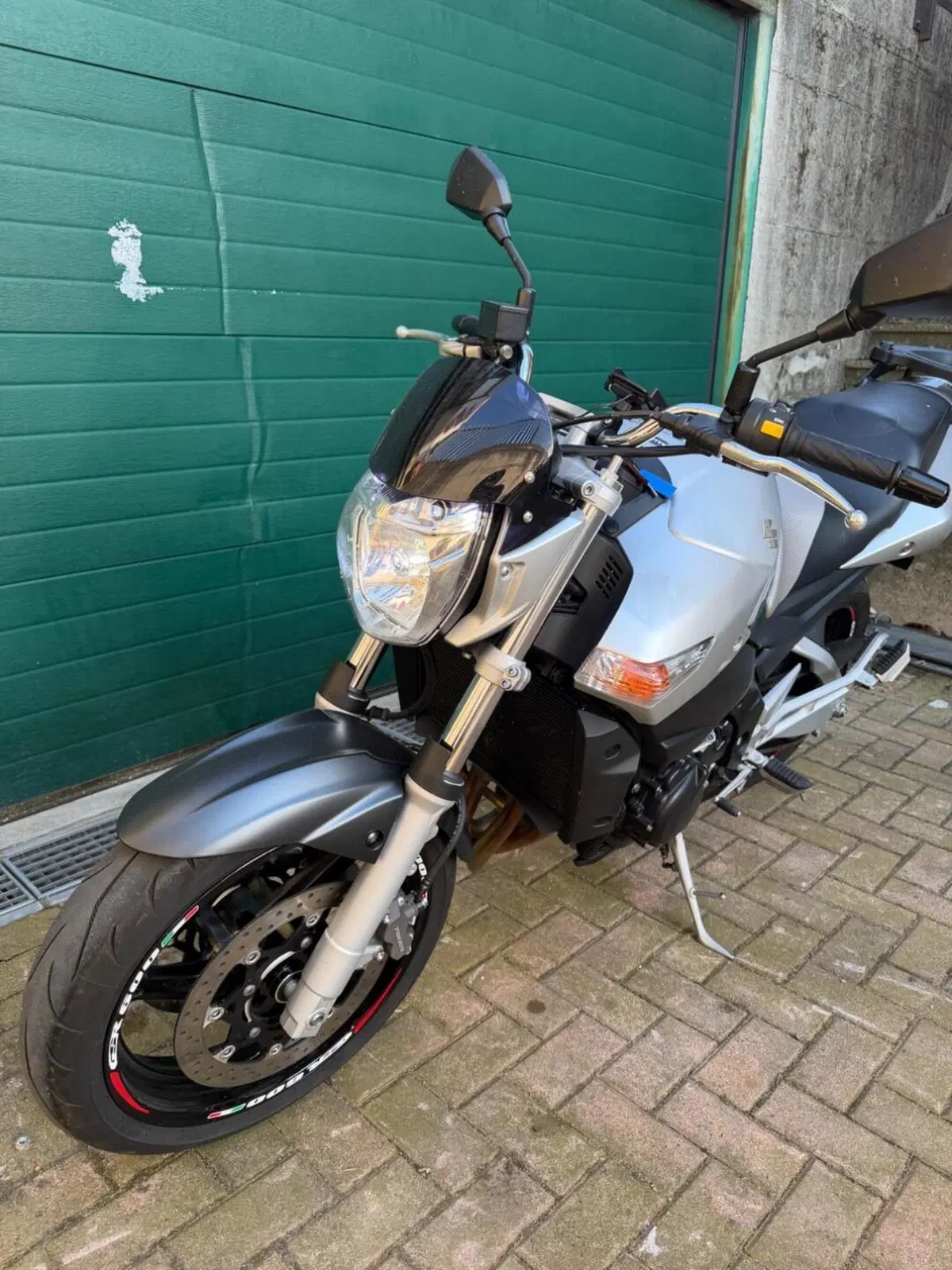 Suzuki GSR 600 (2006 - 11) (4)