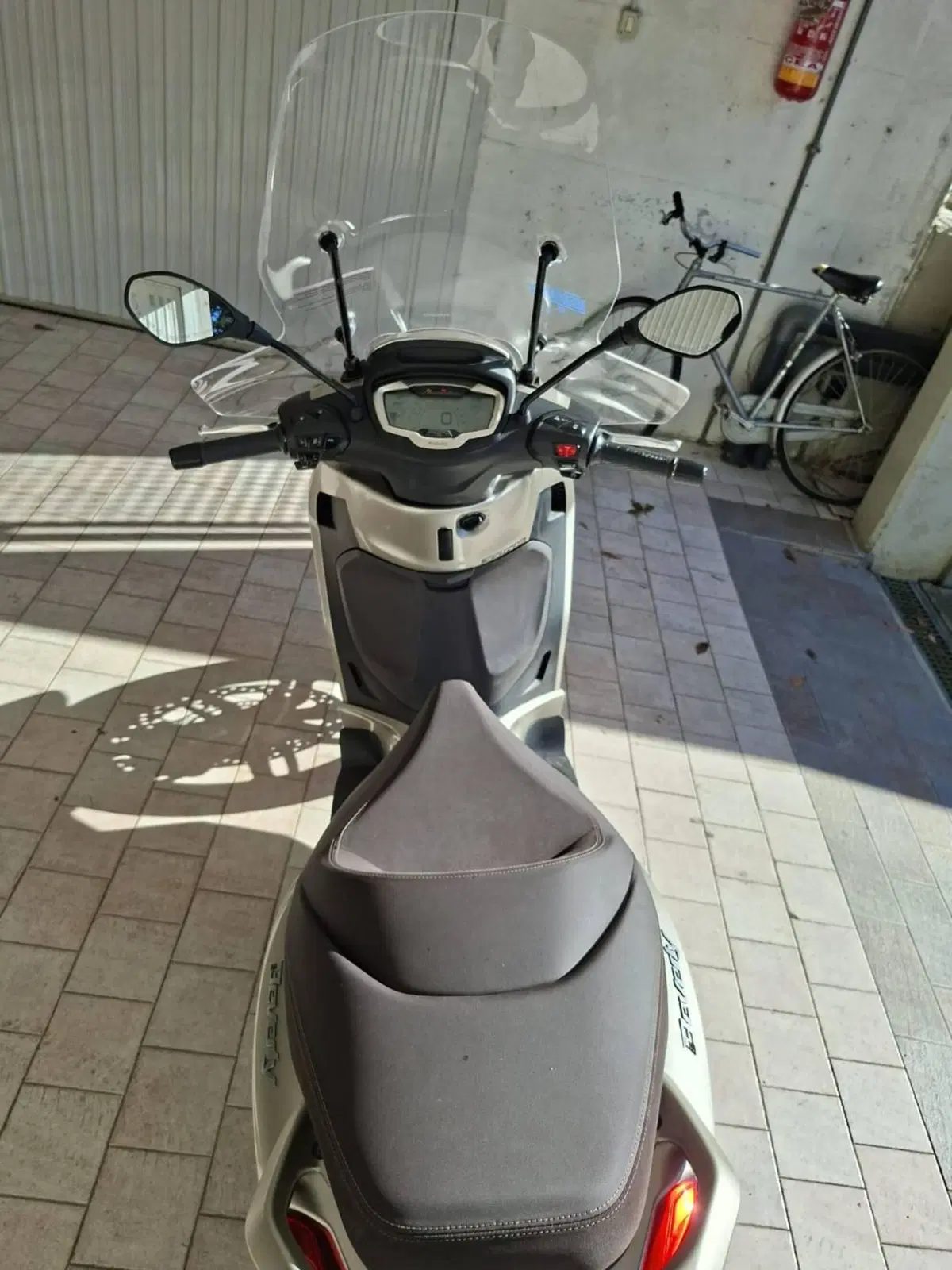 Piaggio Beverly 300 ABS-ASR (2021 - 25) (3)