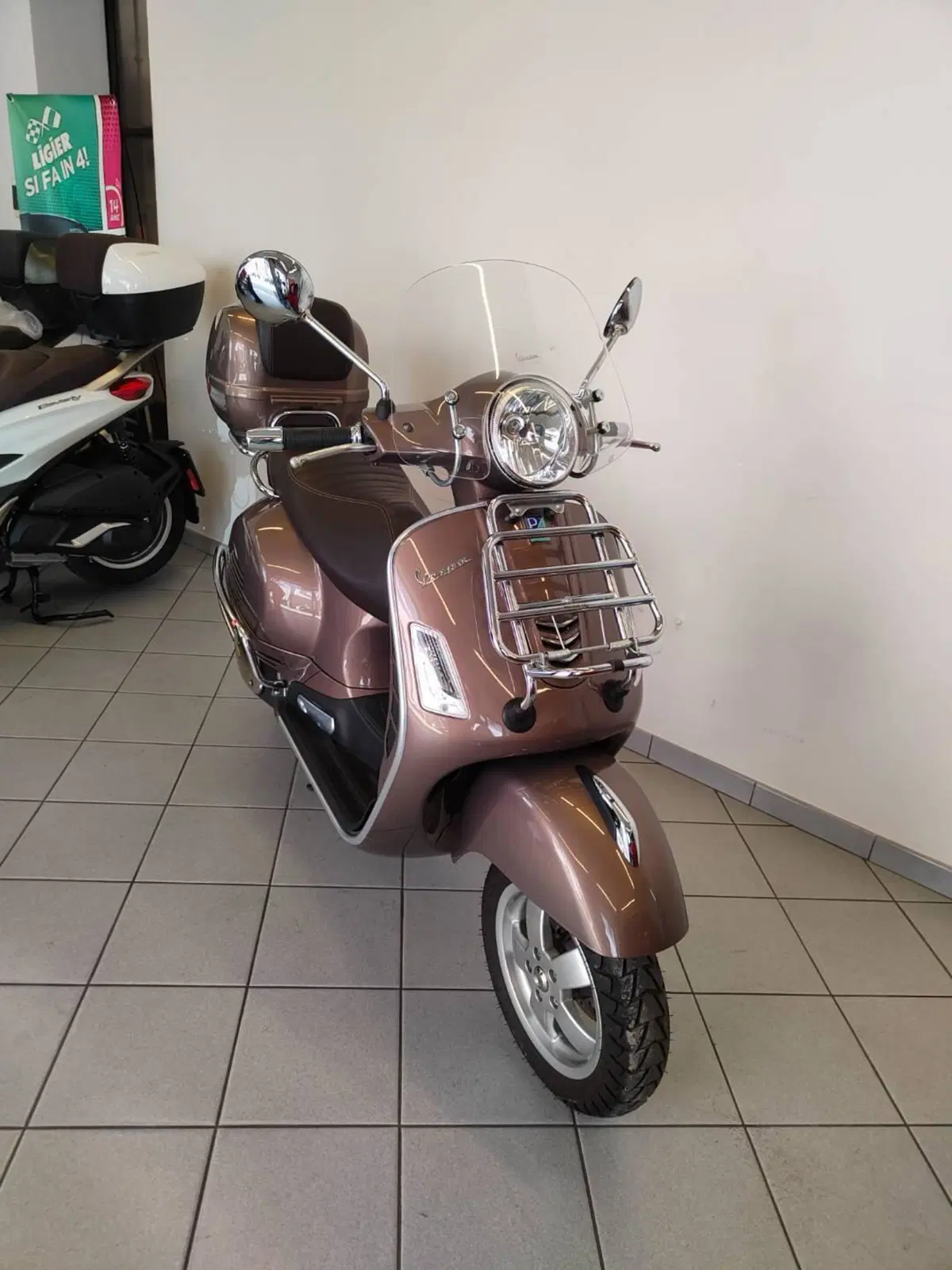 Vespa GTS 300 Touring ABS (2017 - 19) (4)