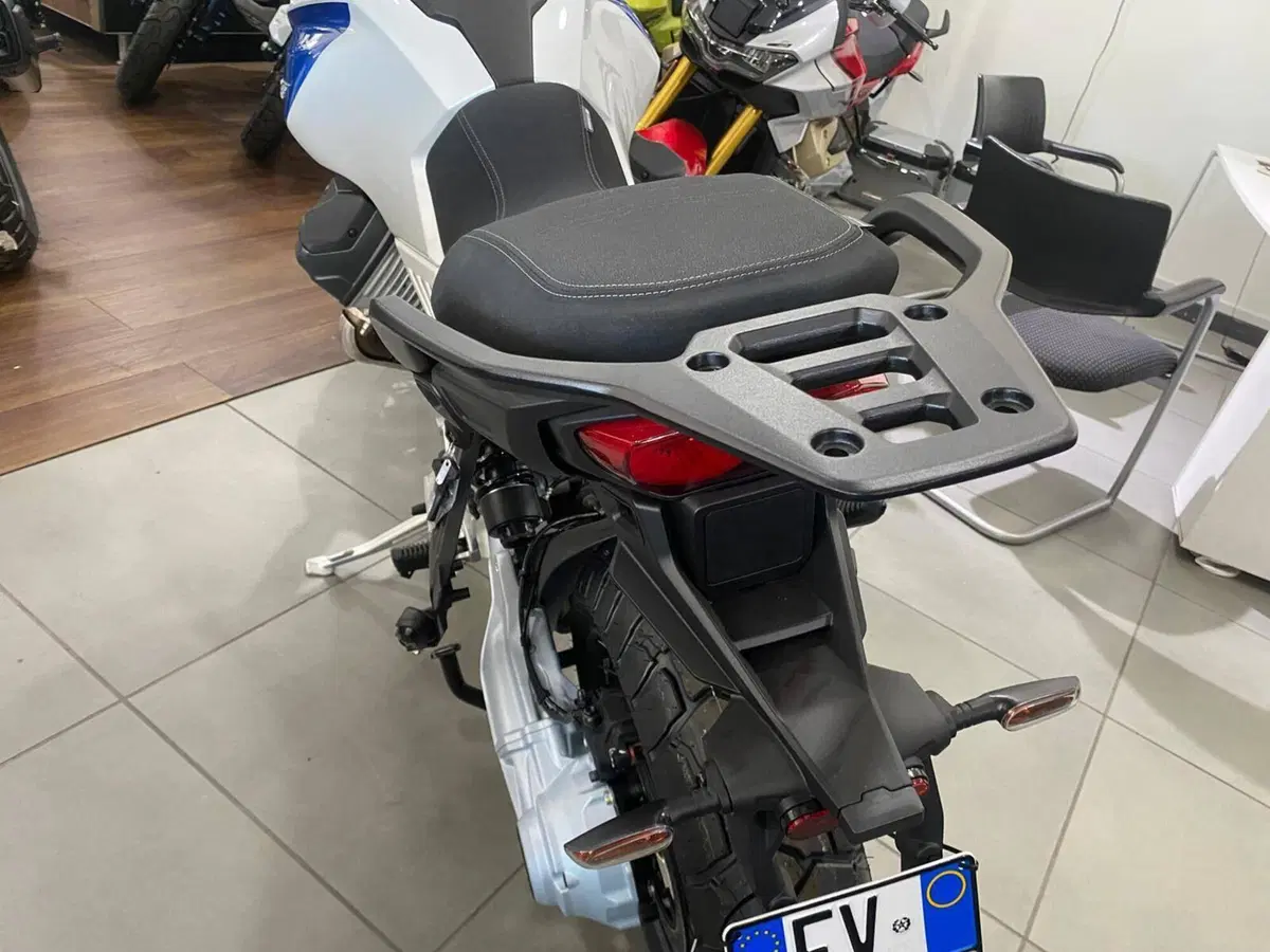 Moto Guzzi Stelvio Duecento Tributo (2025 - 26) (4)