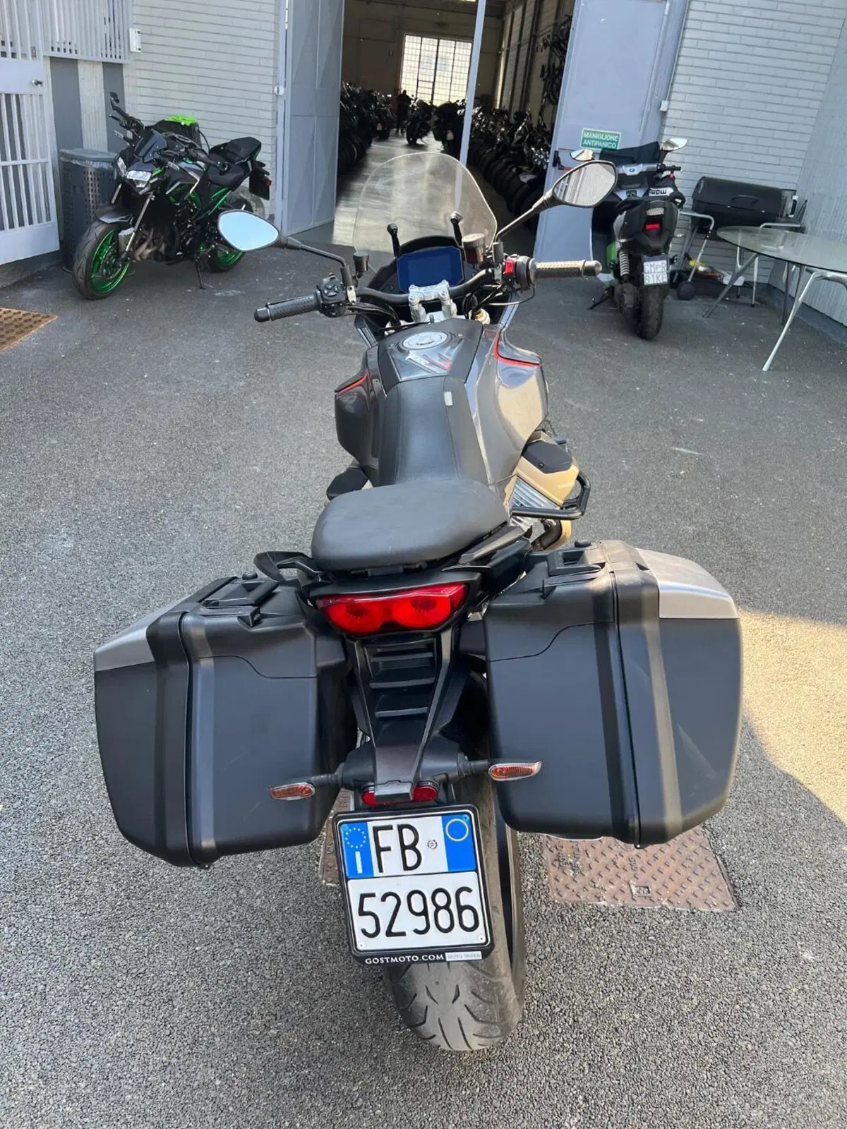 Moto Guzzi V100 Mandello S (2022 - 24) (2)