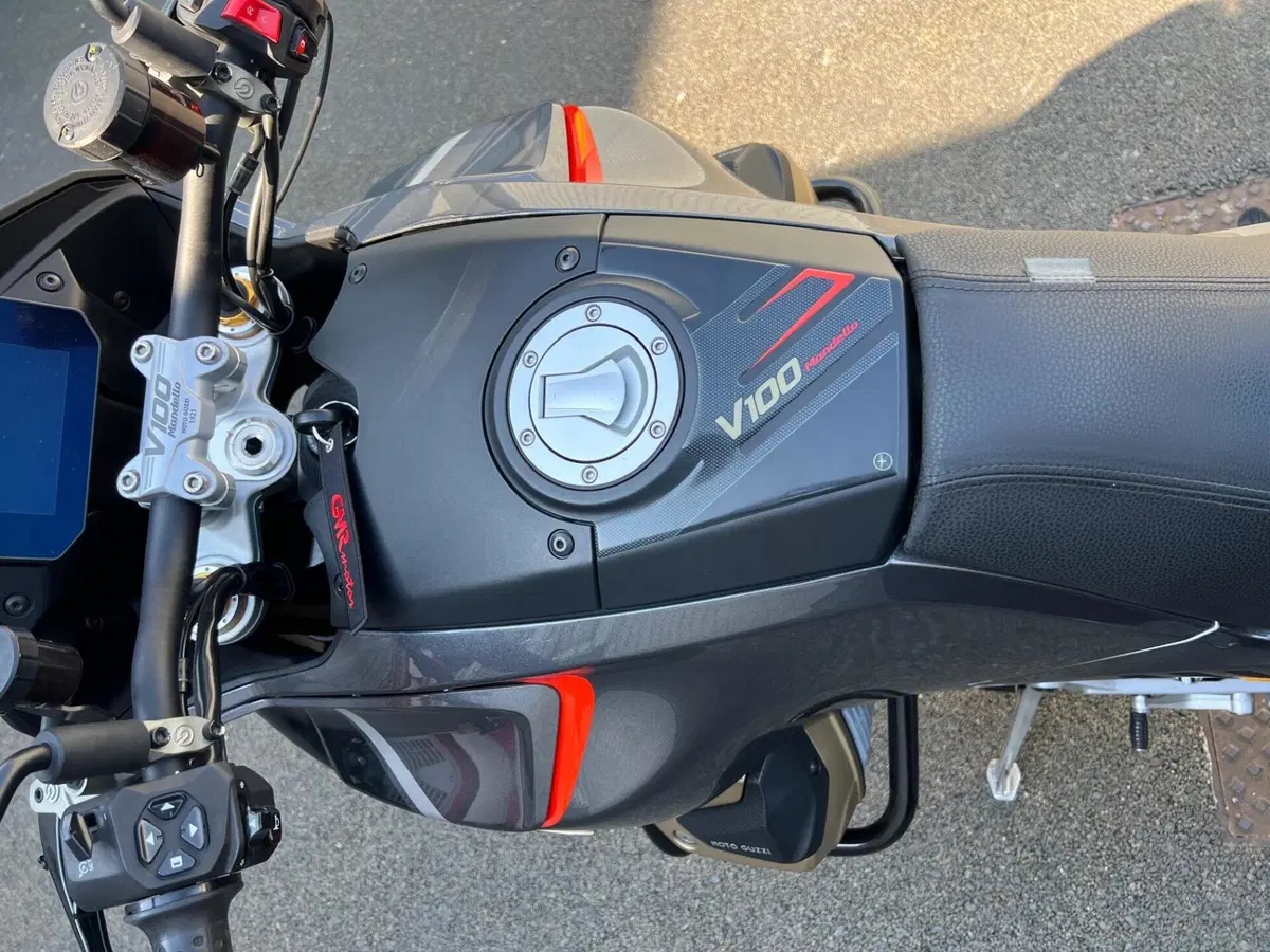 Moto Guzzi V100 Mandello S (2022 - 24) (8)