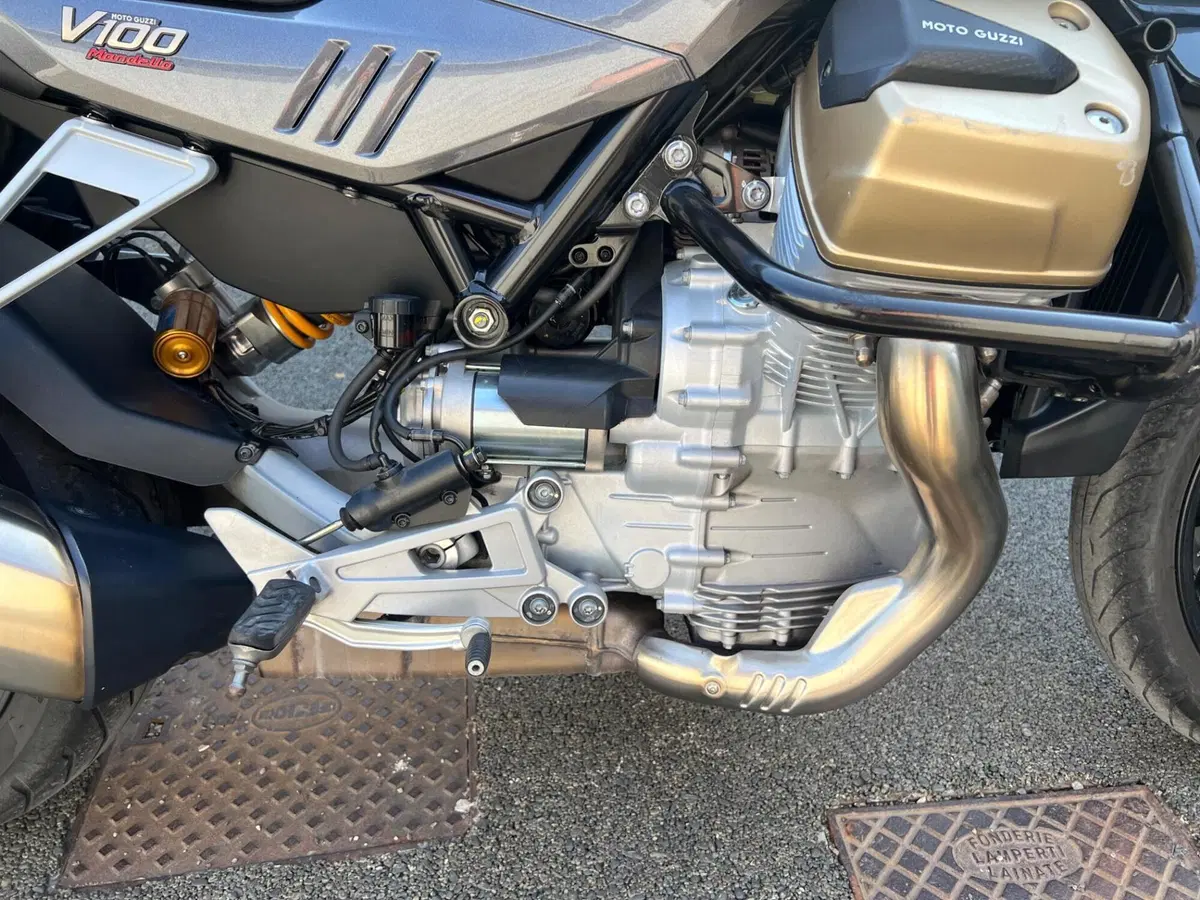 Moto Guzzi V100 Mandello S (2022 - 24) (17)