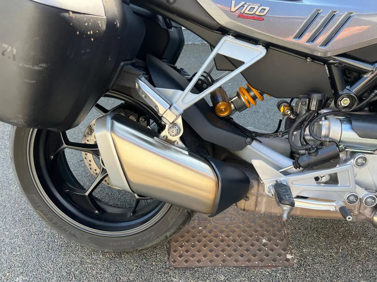 Moto Guzzi V100 Mandello S (2022 - 24) (18)