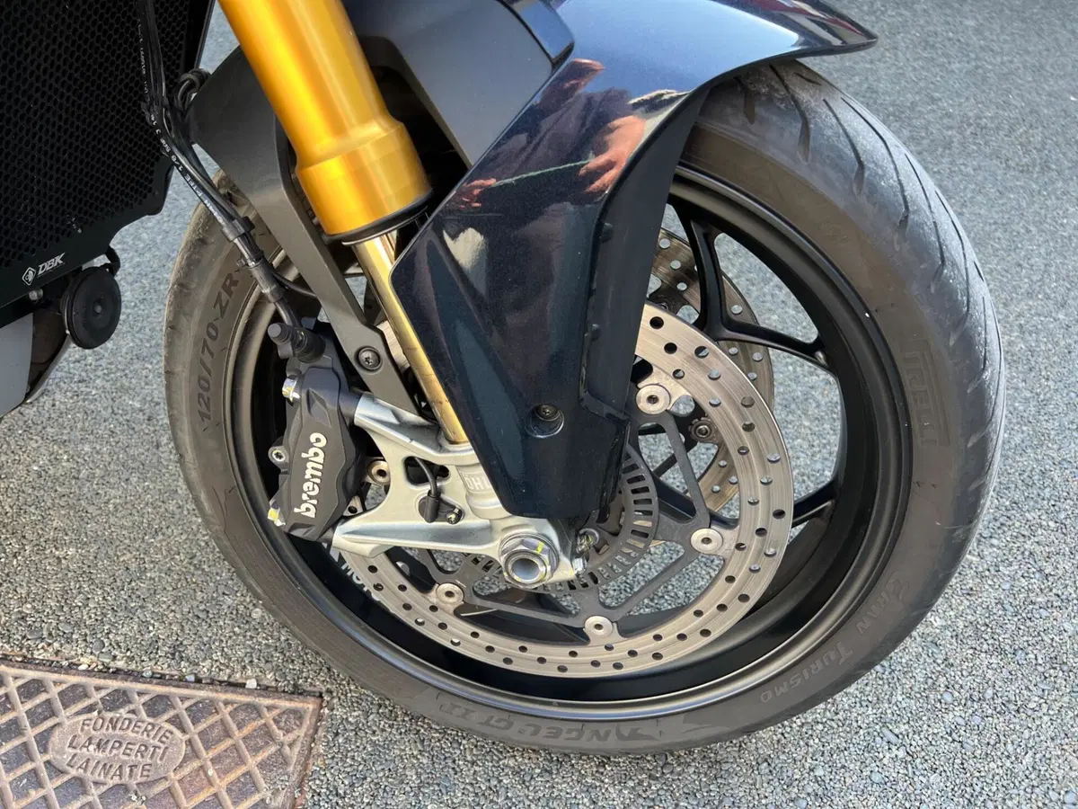 Moto Guzzi V100 Mandello S (2022 - 24) (20)
