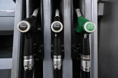 Caro carburanti: taglio delle accise prorogato fino al 6 giugno: cosa cambia per chi va in moto
