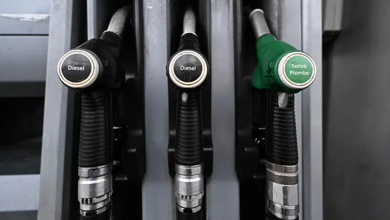 Caro carburanti: taglio delle accise prorogato fino al 6 giugno: cosa cambia per chi va in moto