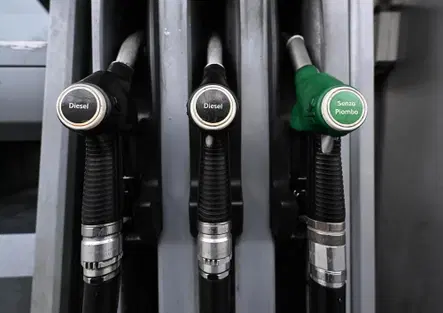 Caro carburanti: taglio delle accise prorogato fino al 6 giugno: cosa cambia per chi va in moto