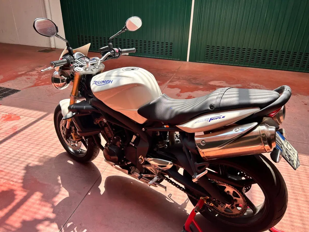 Triumph Street Triple R (2009 - 12) (3)
