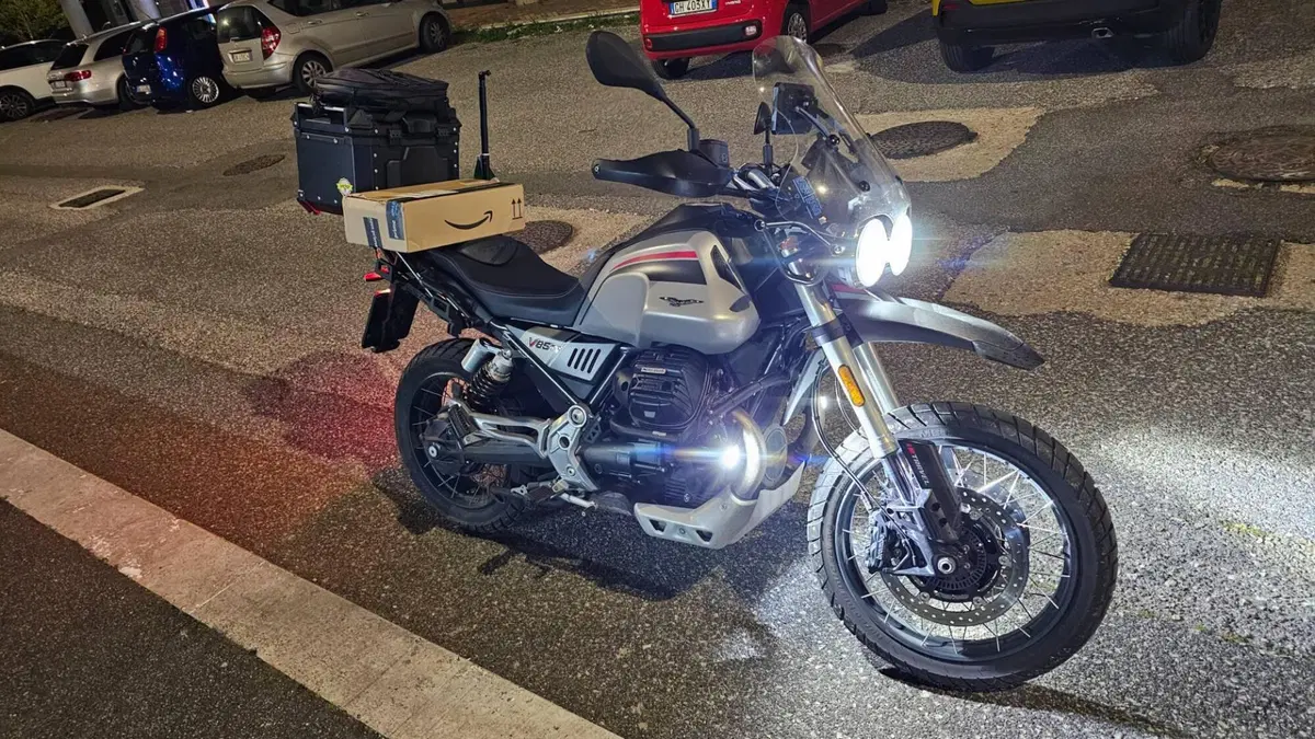 Moto Guzzi V85 TT Travel (2021 - 23) (2)