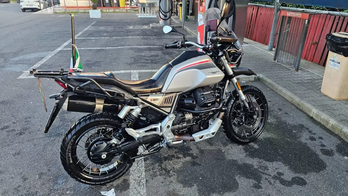 Moto Guzzi V85 TT Travel (2021 - 23) (3)