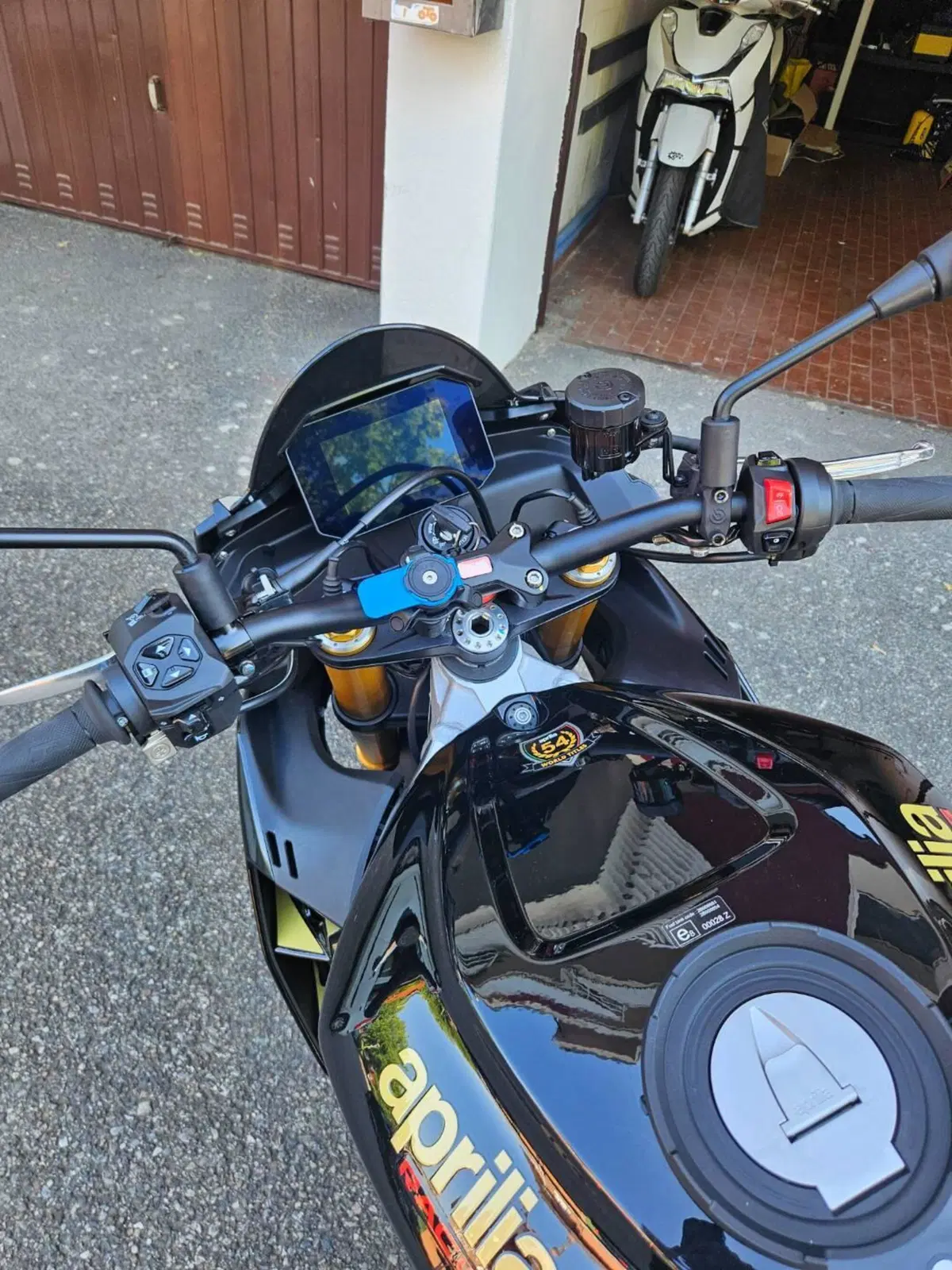 Aprilia Tuono V4 Factory (2021 - 24) (3)