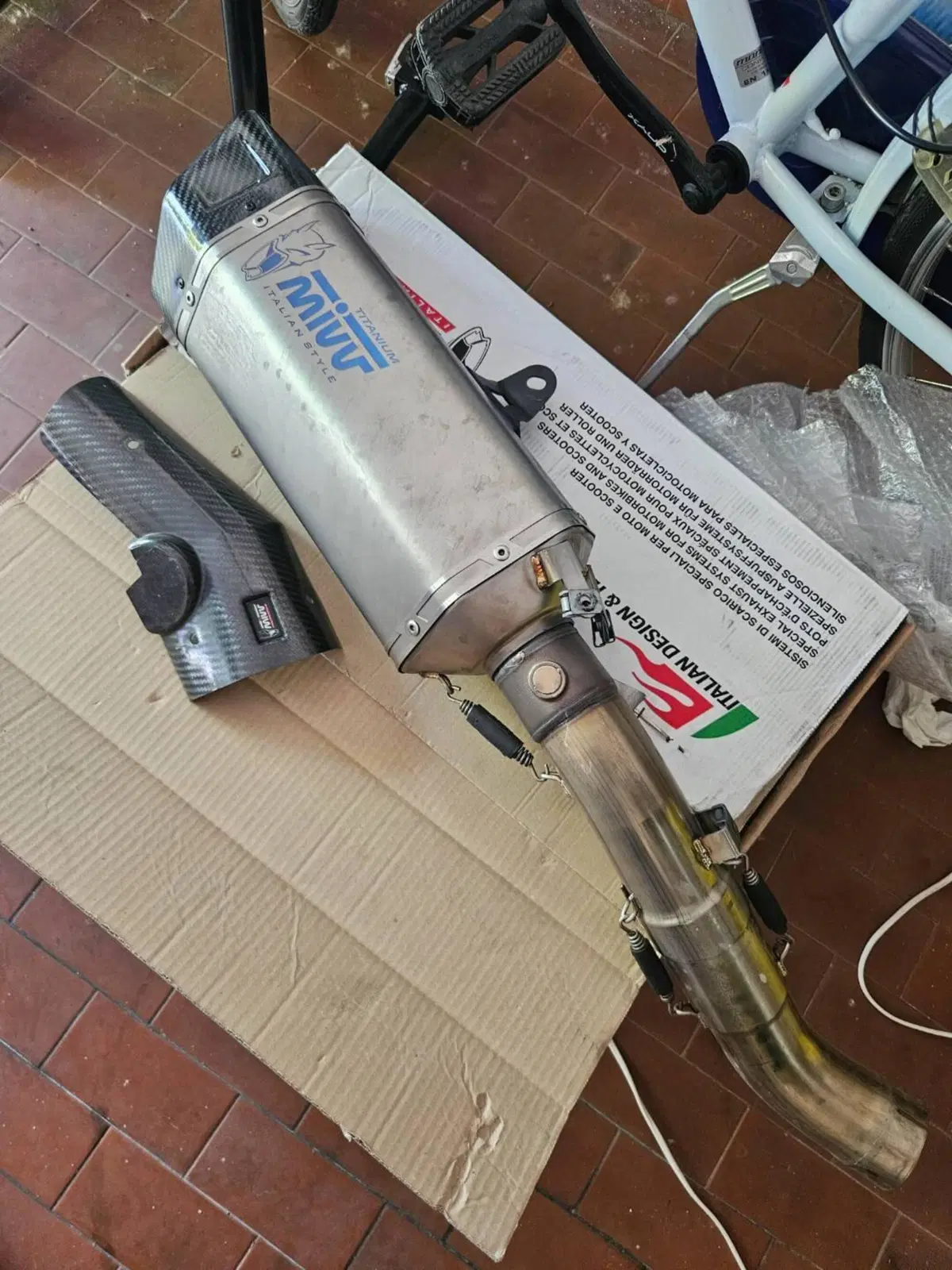 Aprilia Tuono V4 Factory (2021 - 24) (7)