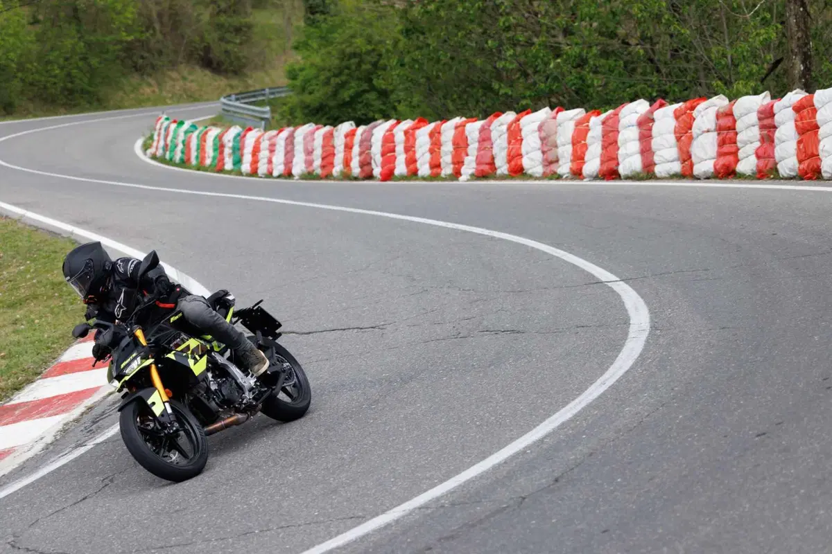 Fantic Stealth 500 test: la prova della naked entry-level al limite della patente A2 [VIDEO E GALLER