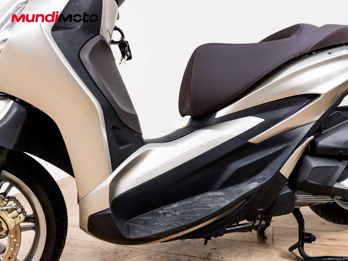 Piaggio Beverly 300 Hpe (2021) (9)