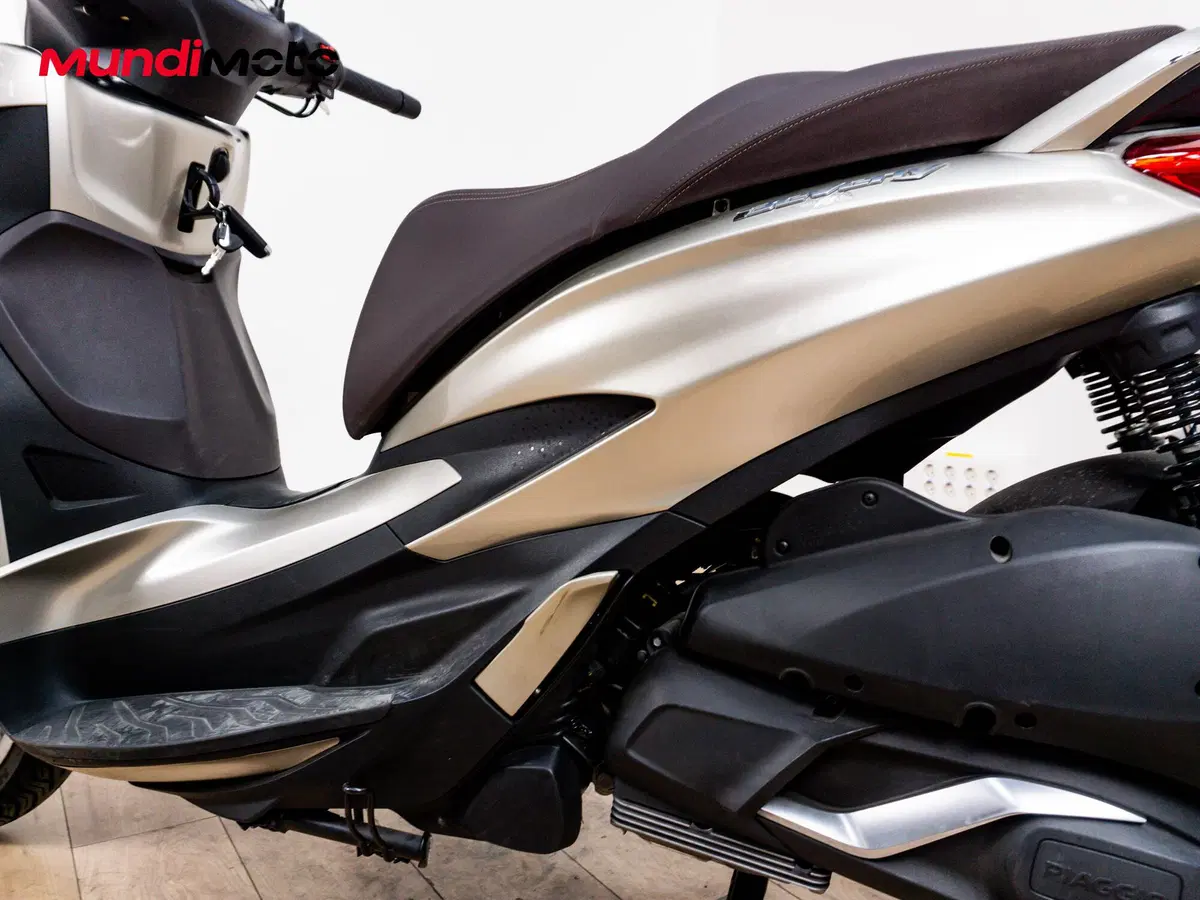 Piaggio Beverly 300 Hpe (2021) (10)