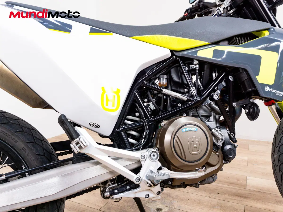 Husqvarna 701 Supermoto (2022) (4)