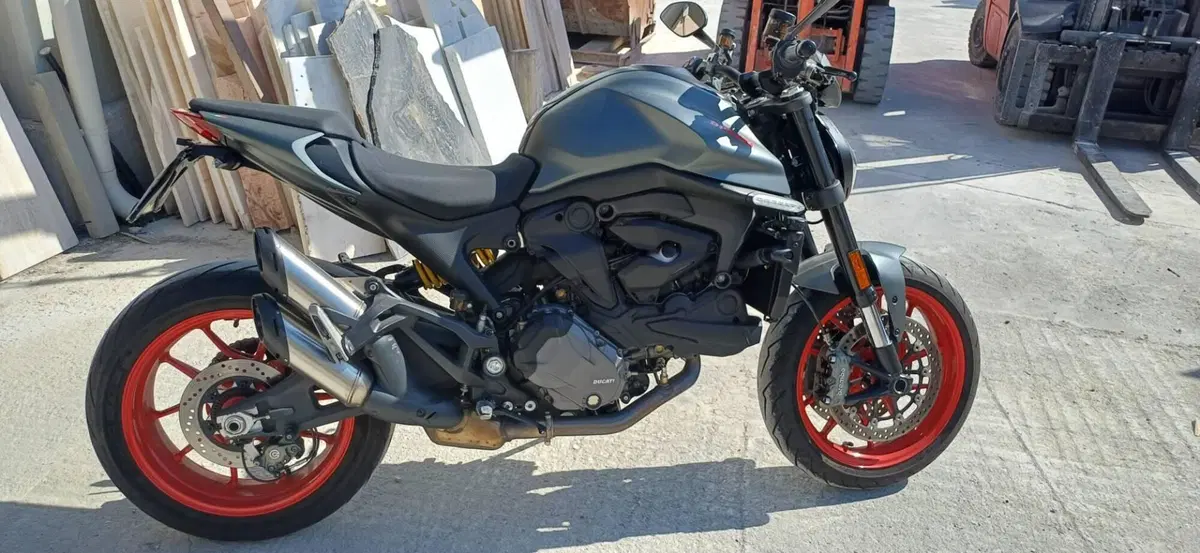 Ducati Monster 937 + (2021 - 25)