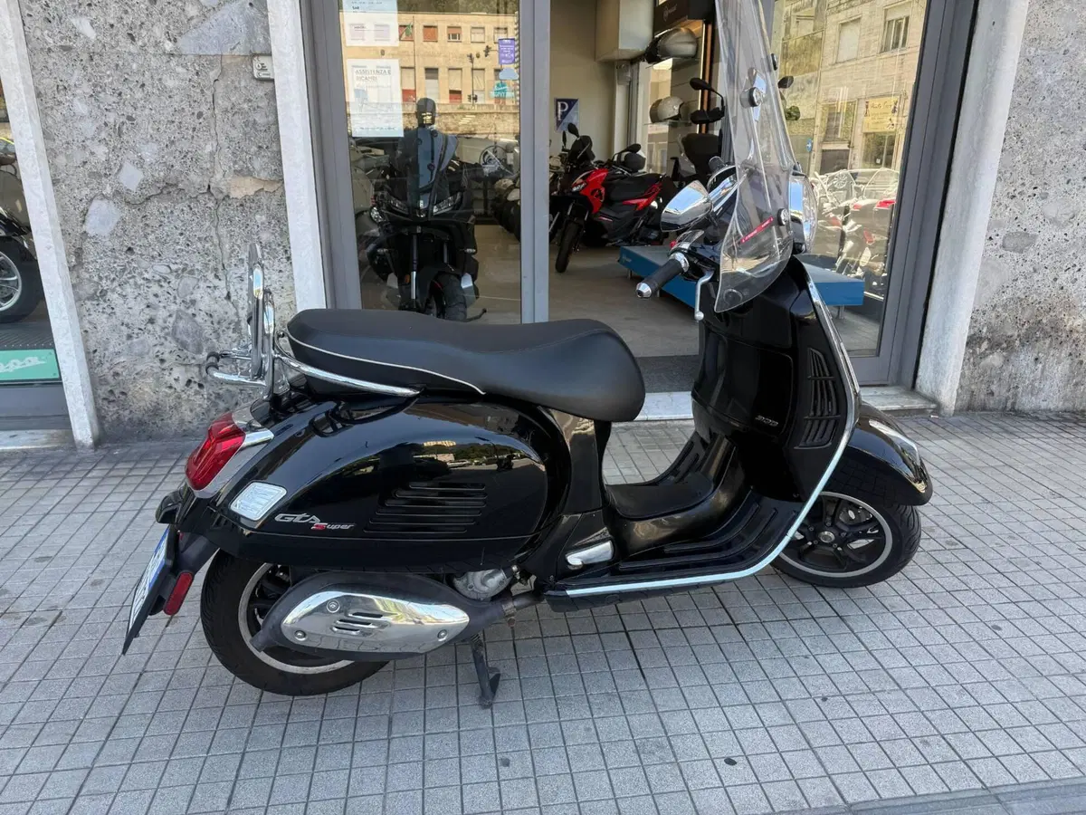 Vespa GTS 300 Super (2023 - 24) (2)