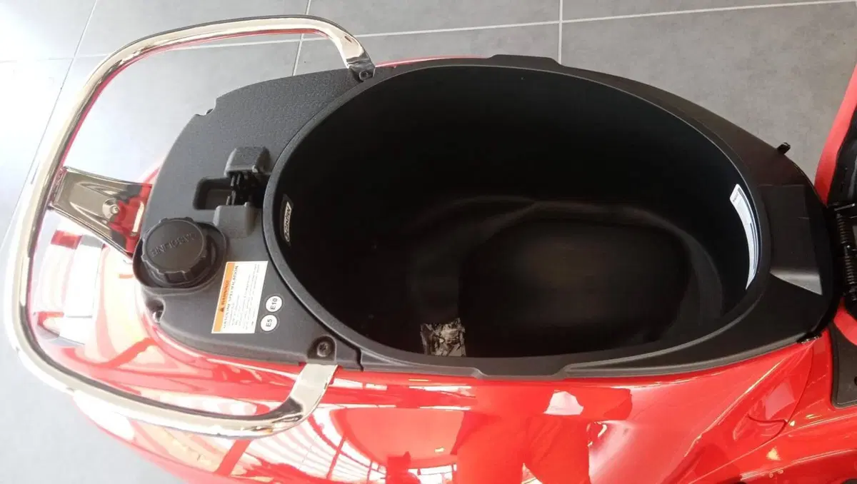 Vespa Primavera 125 RED (2025 - 26) (8)