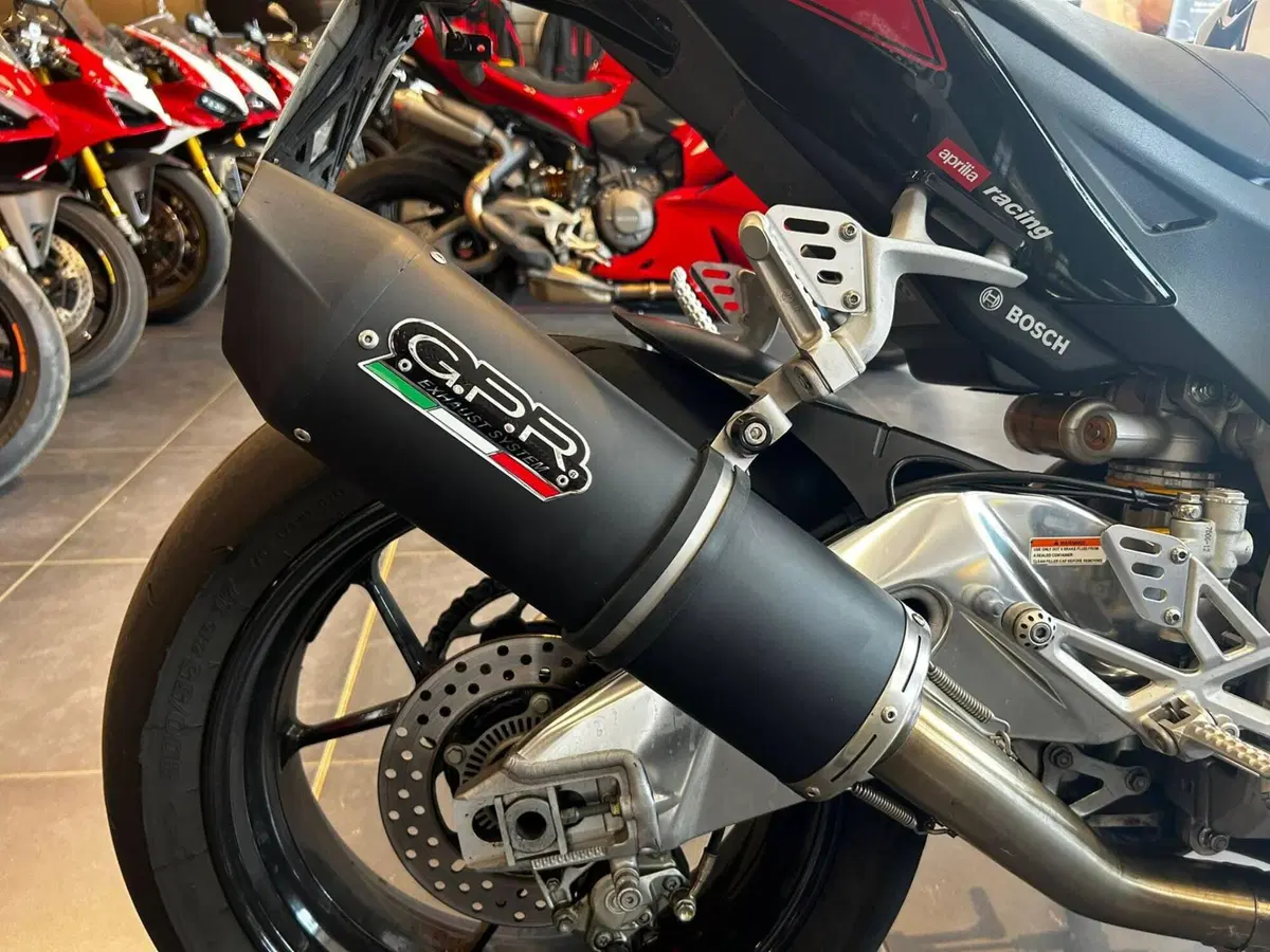 Aprilia Tuono V4 RR (2017 - 18) (7)