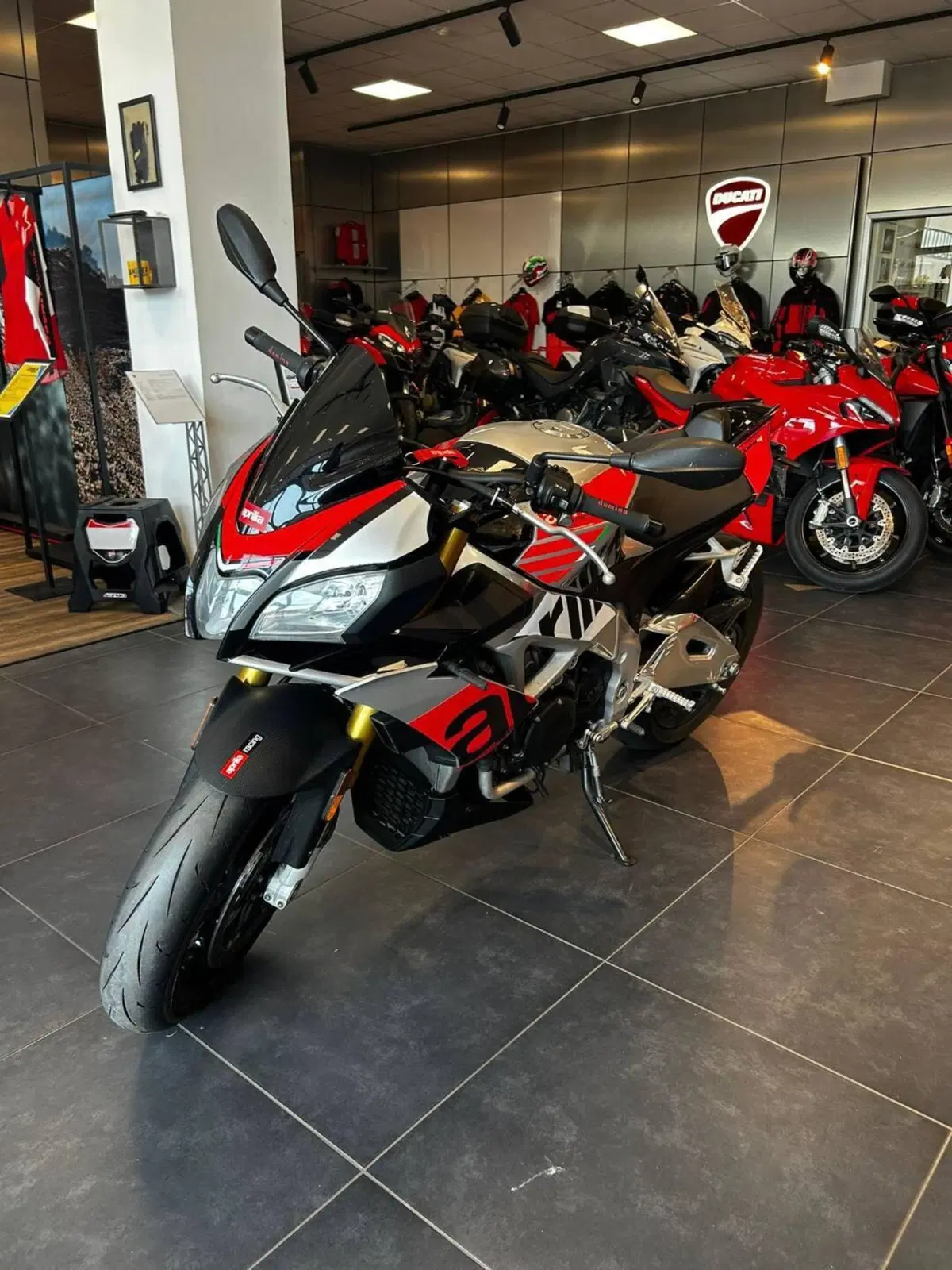Aprilia Tuono V4 RR (2017 - 18) (10)