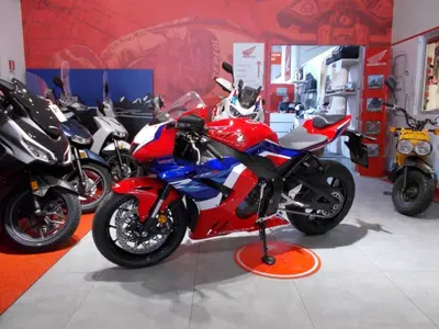 Honda CBR 1000 RR-R Fireblade (2024 - 26) usata