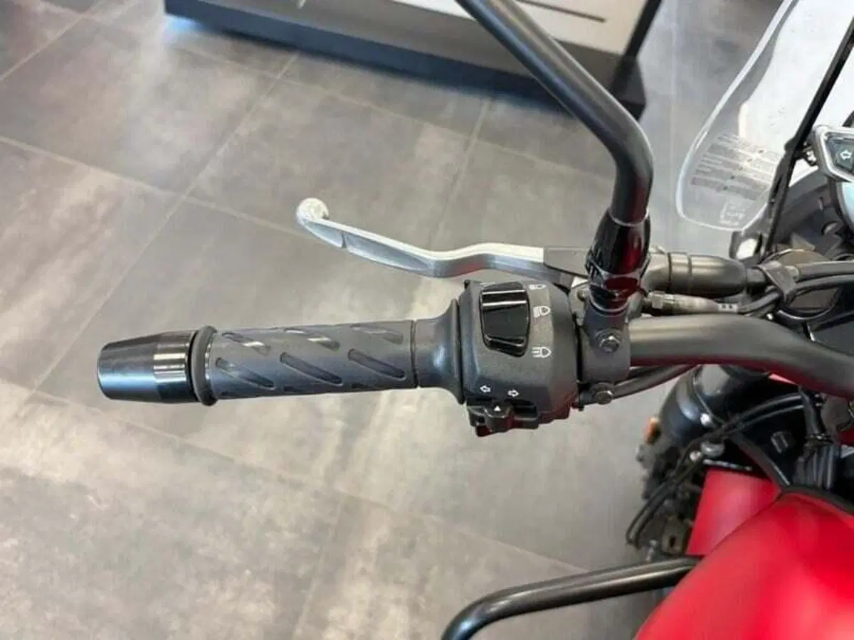 Moto Guzzi V7 Stone (2021 - 24) (9)