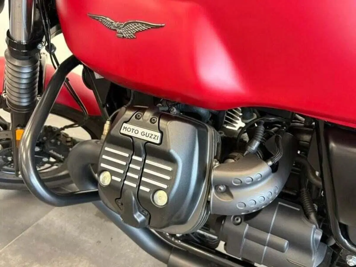 Moto Guzzi V7 Stone (2021 - 24) (7)