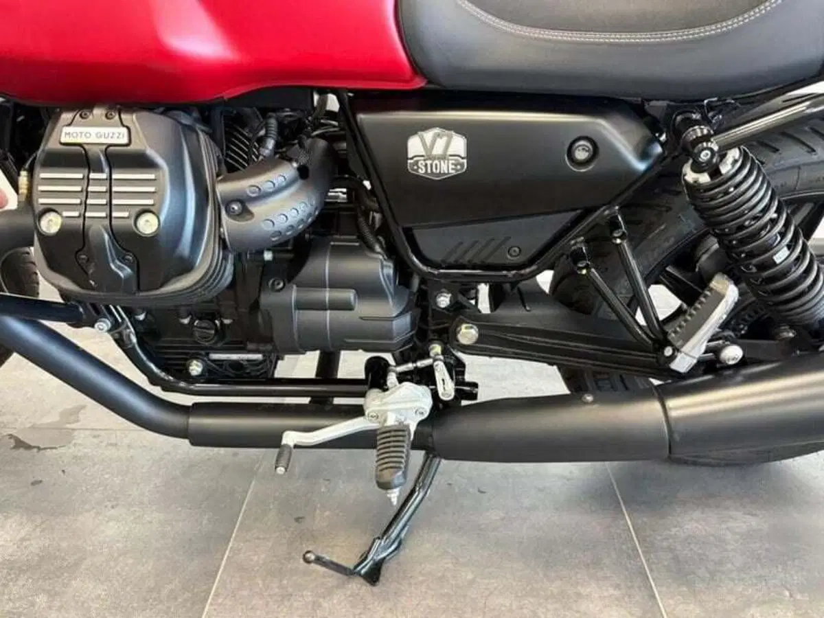 Moto Guzzi V7 Stone (2021 - 24) (5)
