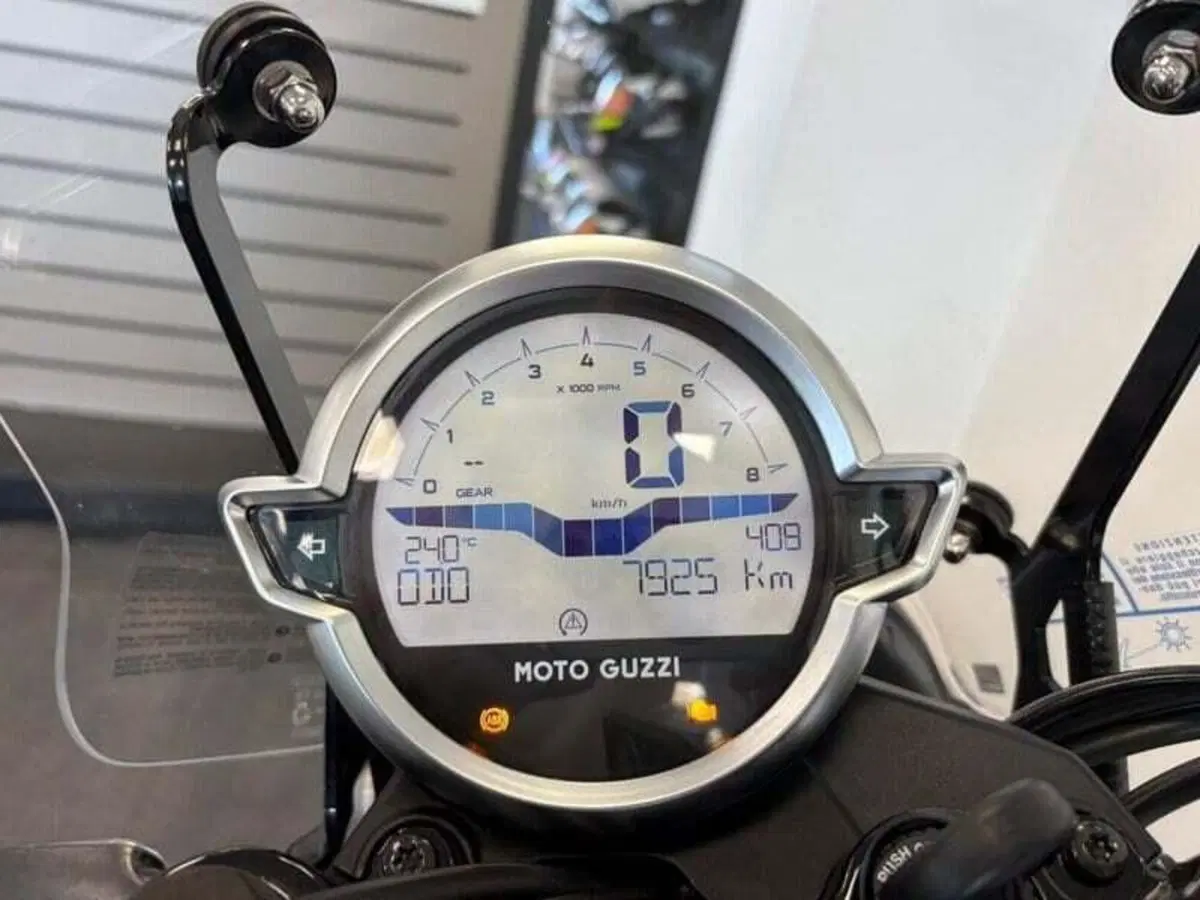 Moto Guzzi V7 Stone (2021 - 24) (4)