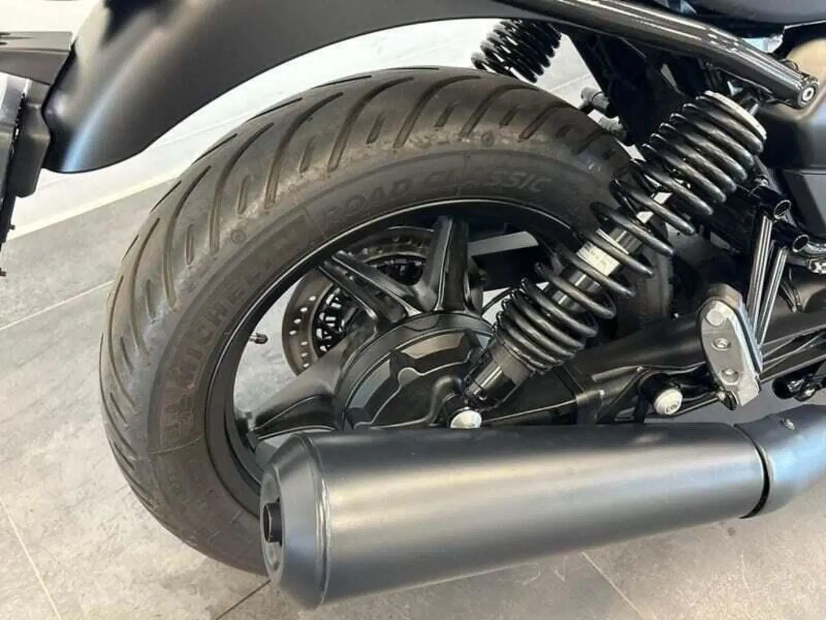 Moto Guzzi V7 Stone (2021 - 24) (10)