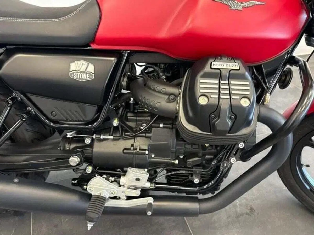 Moto Guzzi V7 Stone (2021 - 24) (11)